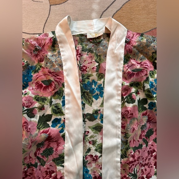 Vintage Gold Label Victorias Secret Floral Kimono/Robe. One Size. - Picture 4 of 13
